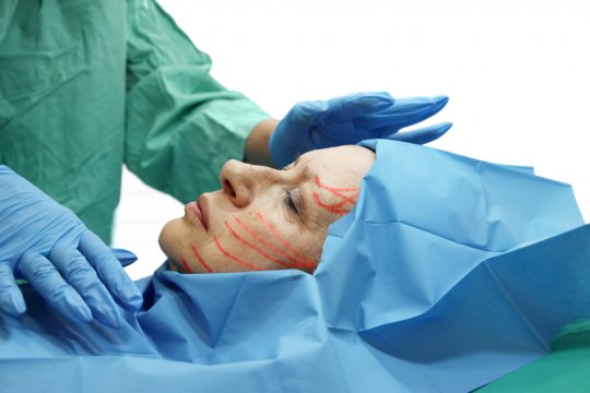 Молодость любой ценой? Плюсы и минусы пластической операции по омоложению лица