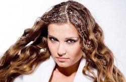 Как вылечить перхоть и устранить причины ее появления