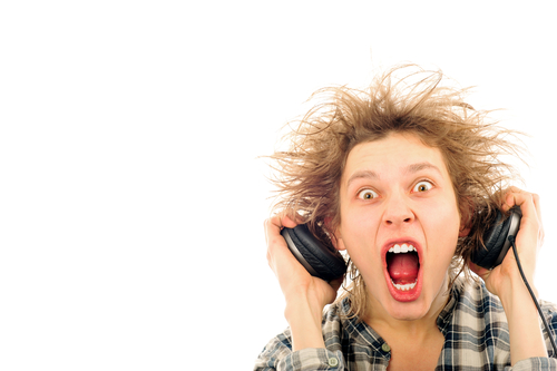 Чем опасны гаджеты: вред для слуха