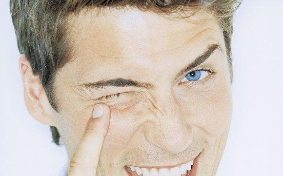 Почему дергается глаз и как это прекратить