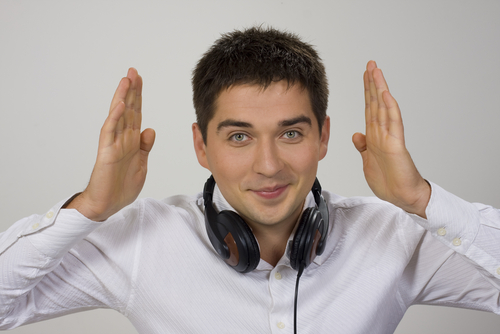 Чем опасны гаджеты: вред для слуха