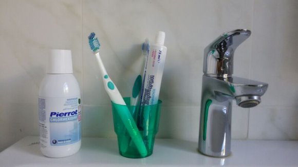 Как выбрать щетку и пасту для чувствительных зубов