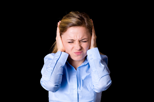 Чем опасны гаджеты: вред для слуха