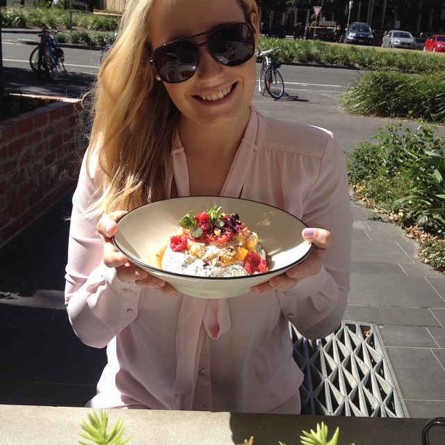 Девушка, которая весила 28 кг, показала свои фото в период анорексии