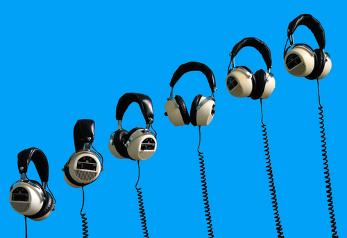 Чем опасны гаджеты: вред для слуха