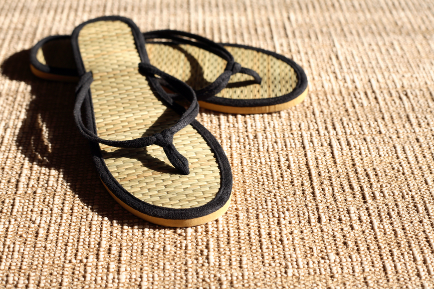 Врачи рассказали, чем опасны шлепанцы